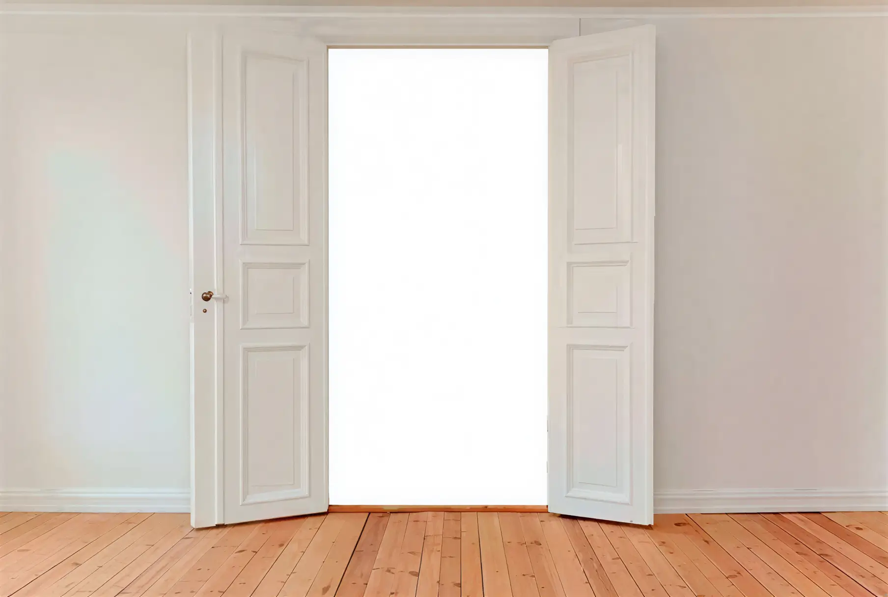Los Pintores Alicante lacando puerta interior en blanco con acabado profesional