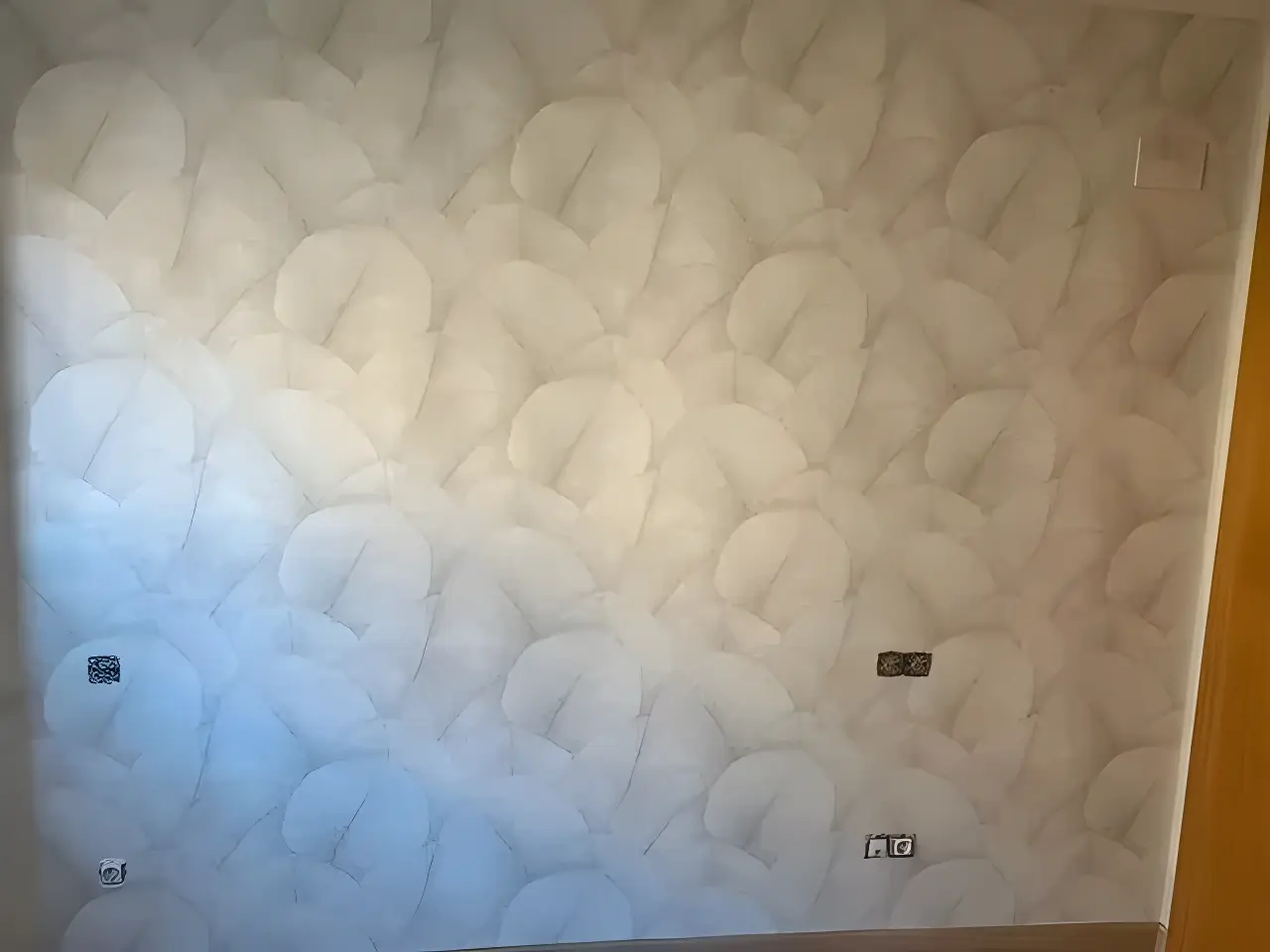 Los Pintores Alicante aplicando papel pintado de textura clara en salón reformado