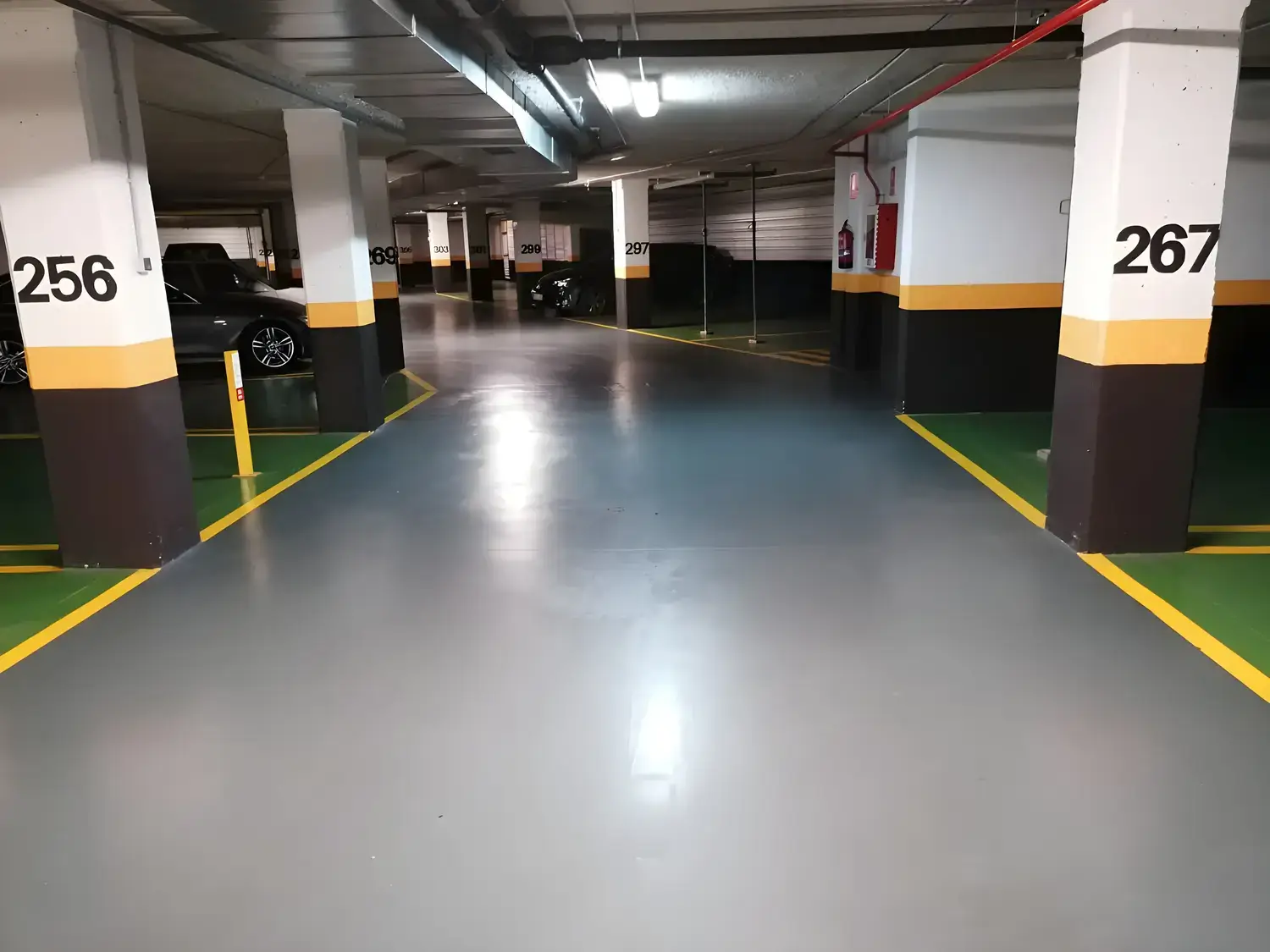 Garaje comunitario pintado y señalizado por Los Pintores Alicante