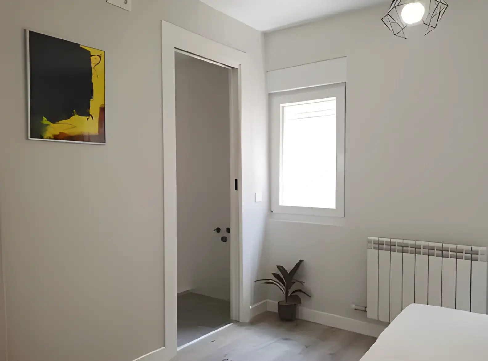 Habitación recién pintada en blanco por Los Pintores Alicante para comunidad de vecinos