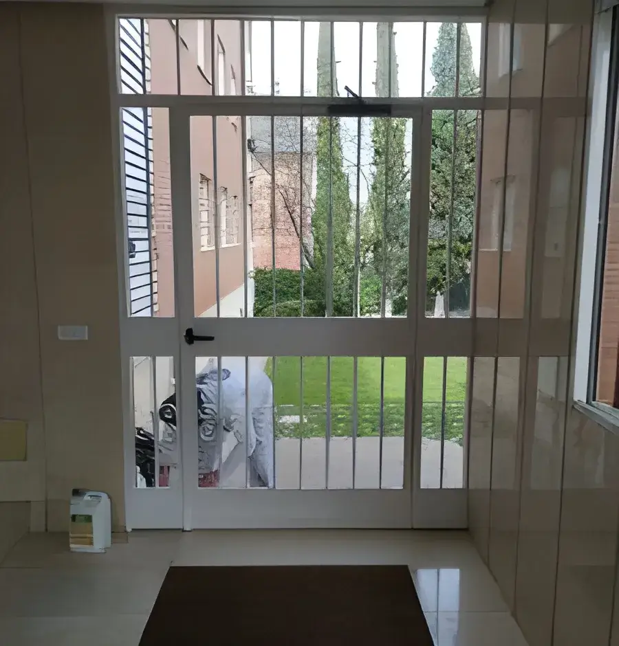 Portal de comunidad pintado por Los Pintores Alicante con acabado luminoso