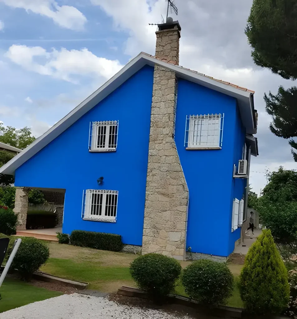 Los Pintores Alicante pintando fachada de casa unifamiliar en color azul intenso
