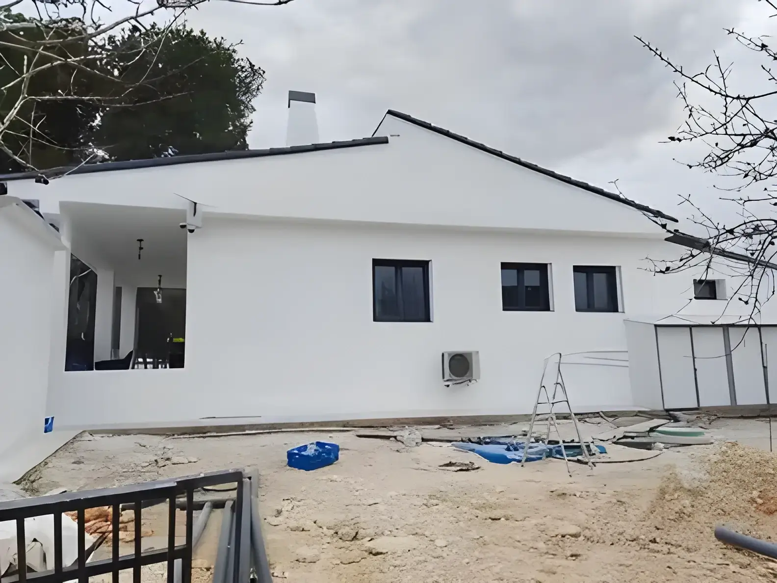 Los Pintores Alicante Fachada de chalet blanco recién pintada con acabado profesional