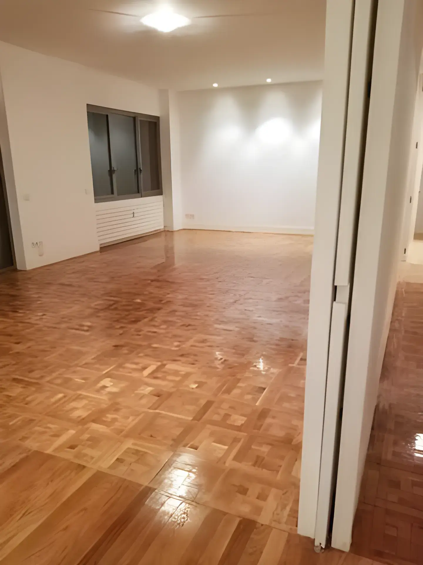 Salón amplio pintado en blanco por Los Pintores Alicante, acabado limpio y luminoso