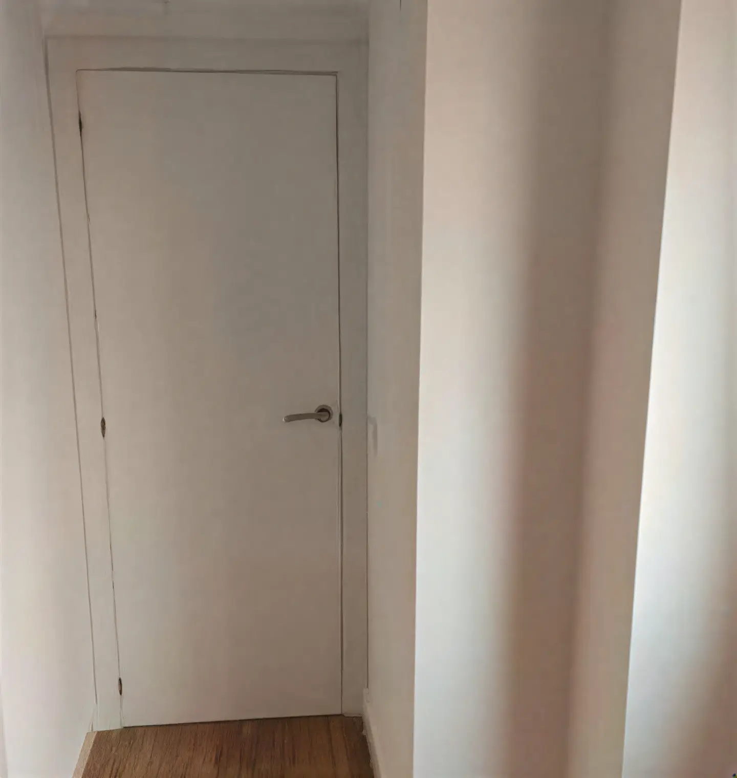 Puerta interior lacada en blanco en pasillo realizada por Los Pintores Alicante