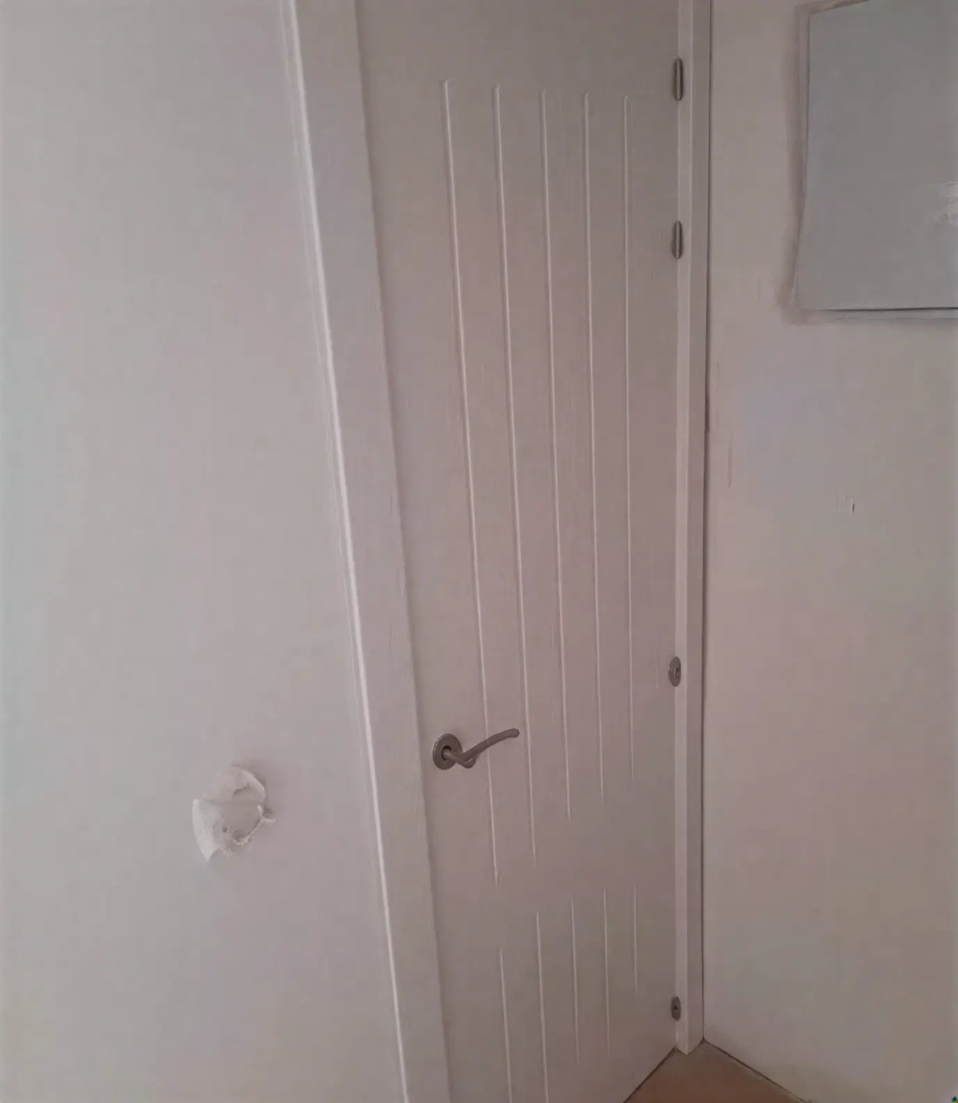 Puerta moderna con ranuras lacada en blanco por pintores profesionales en Alicante