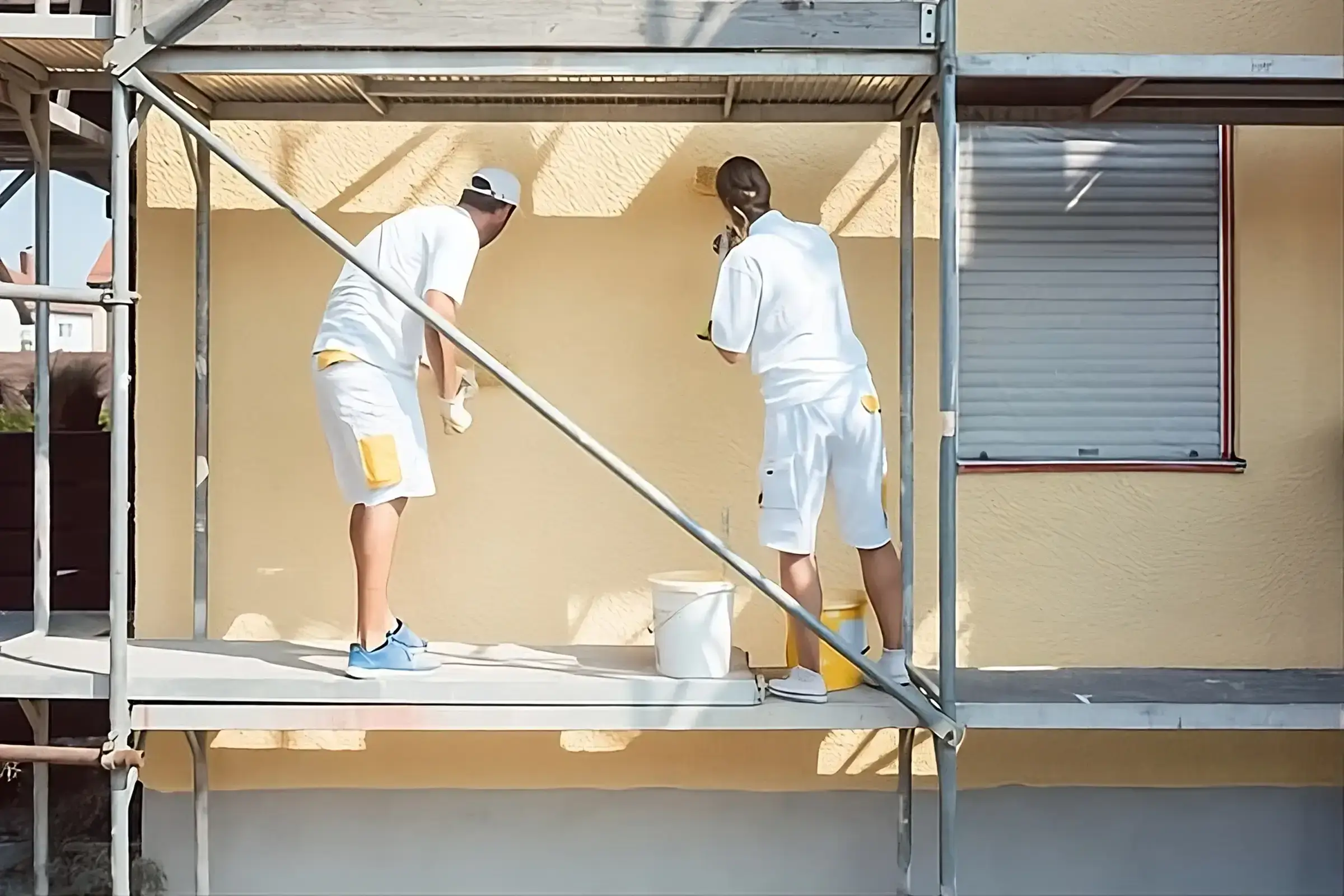 Los Pintores Alicante aplicando pintura exterior de alta calidad en fachada de vivienda